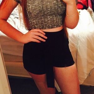 Super cute size M Forever 21 tie shorts 🖤